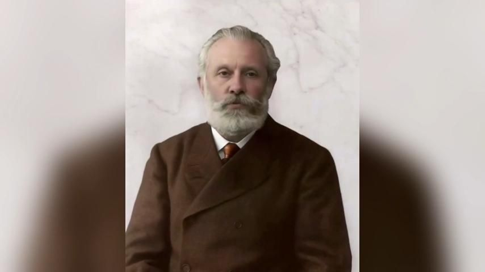 Pablo Iglesias alza la voz para promocionar la exposición de la Sociedad Fabiana en Granada