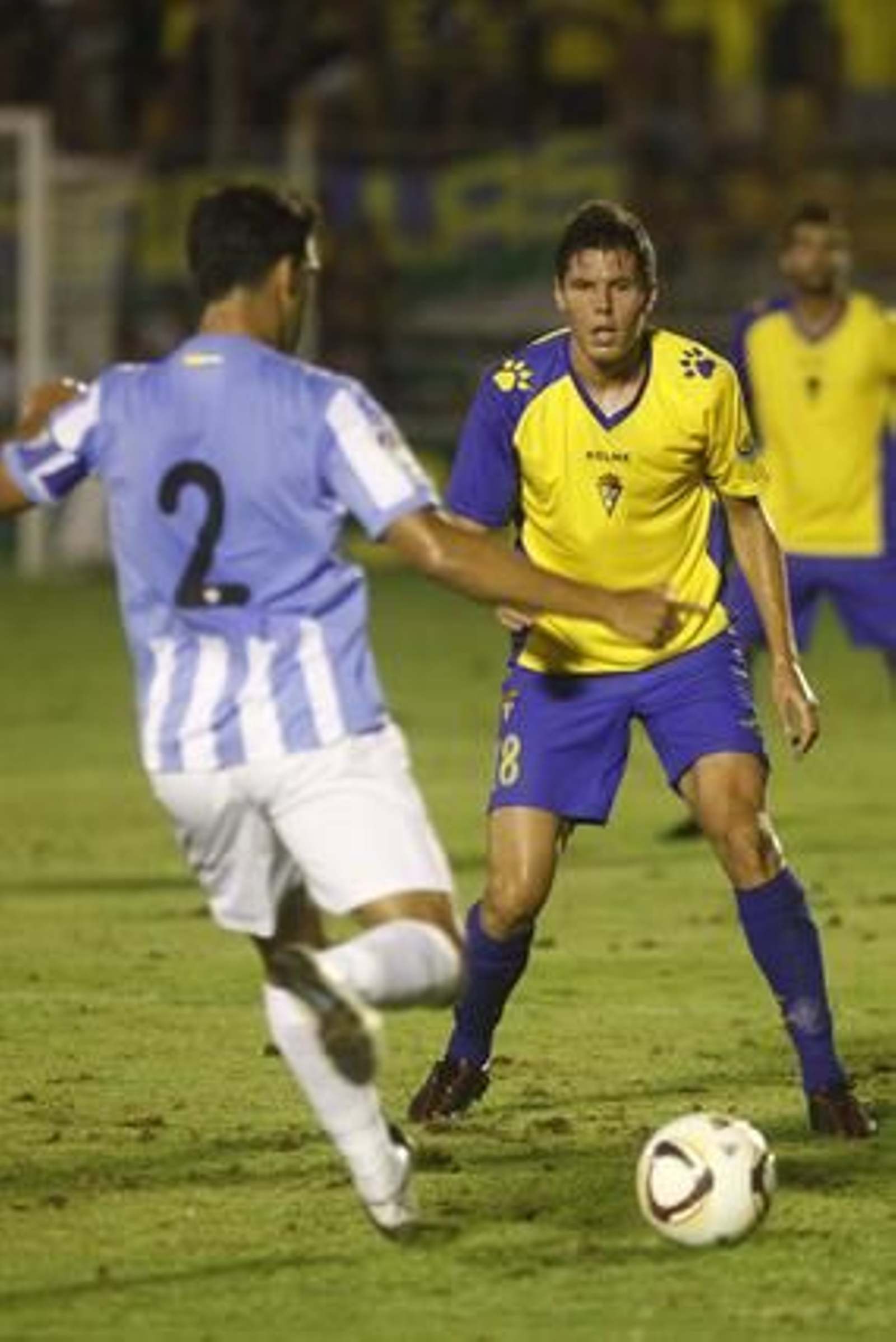 Gámez se dispone a centrar ante la oposición de Yuste.

Foto: Jesus Marin