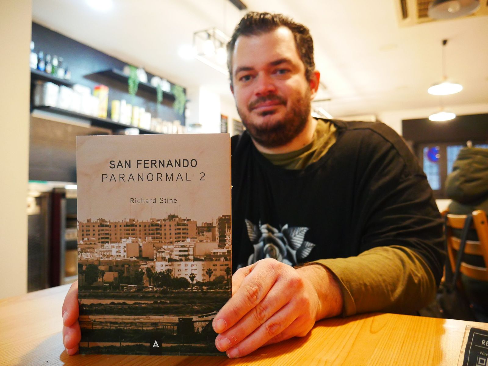 Simón Jiménez, sosteniendo su último libro.