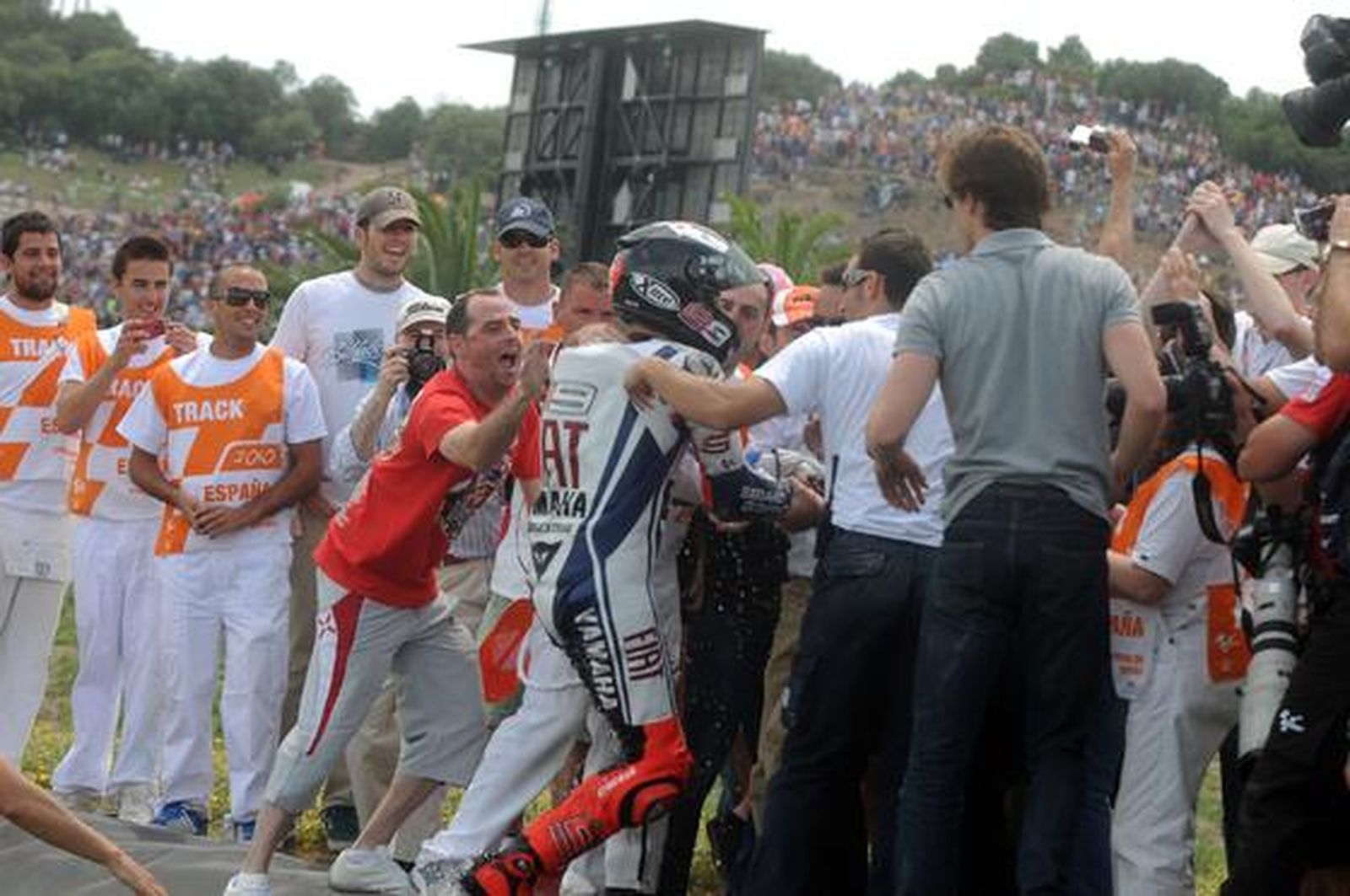 Jorge Lorenzo se impone a Pedrosa en una memorable última vuelta y se hace con su primera victoria en Jerez en la categoría de MotoGP. 

Foto: Juan Carlos Toro y Manuel Aranda