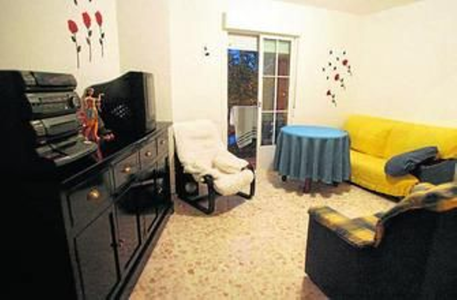 Rocío Rosillo, Christian Moreno y Rafael Roque, arriba, muestran parte de las viviendas. A la derecha, el bloque okupa.