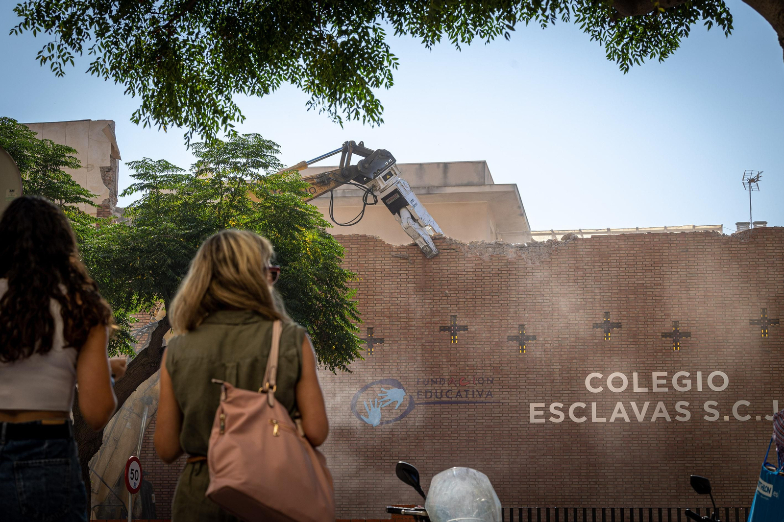 Así ha sido la demolición de la fachada del colegio Las Esclavas de Cádiz
