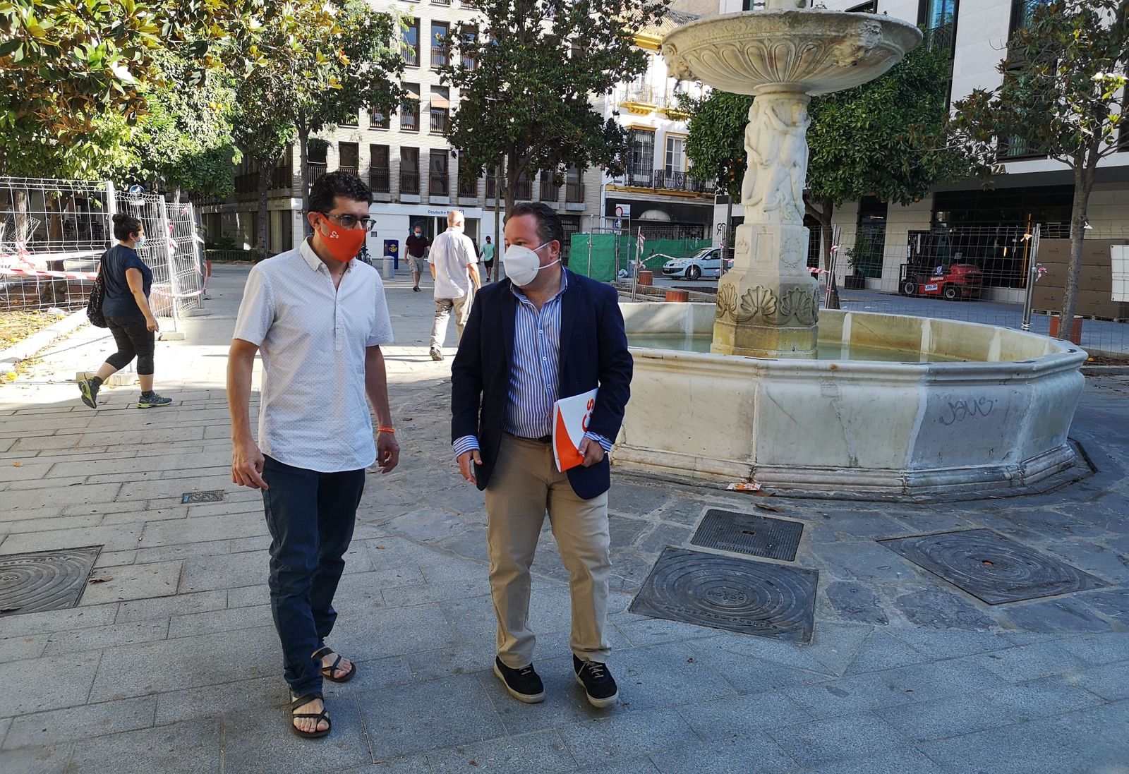 El concejal Aparicio visita la Plaza de la Magdalena.