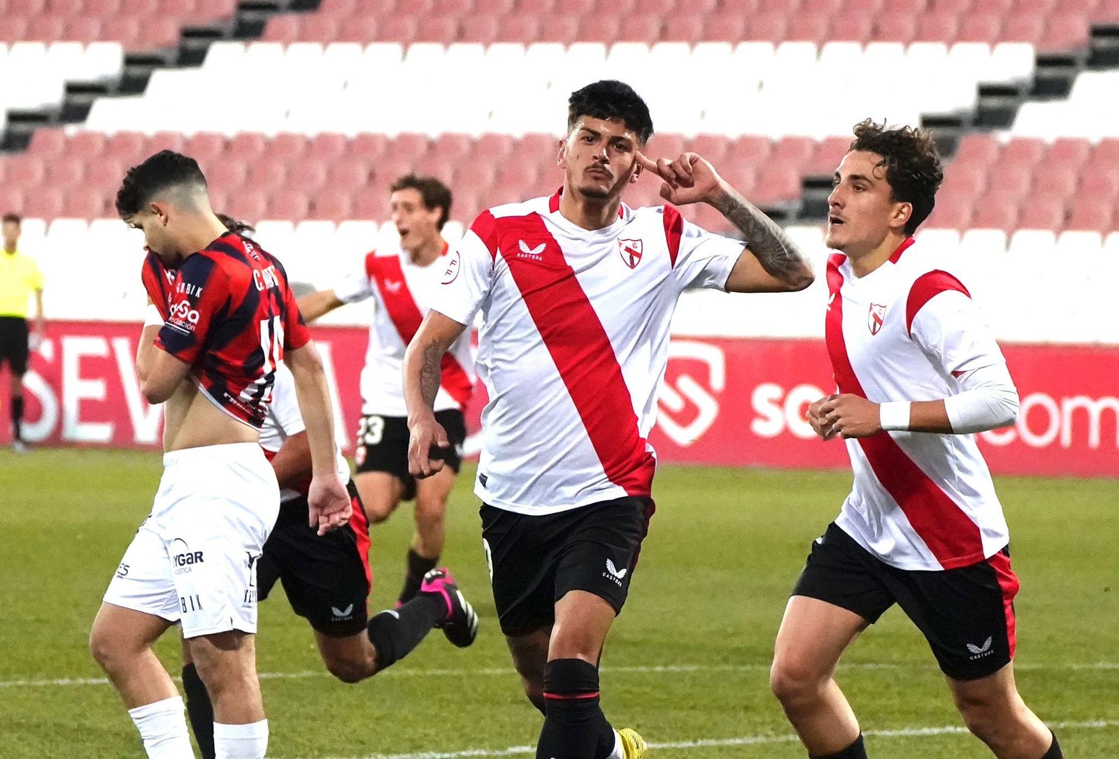 El almeriense Diego Talaverón celebra un gol la temporada pasada con el Sevilla Atlético.