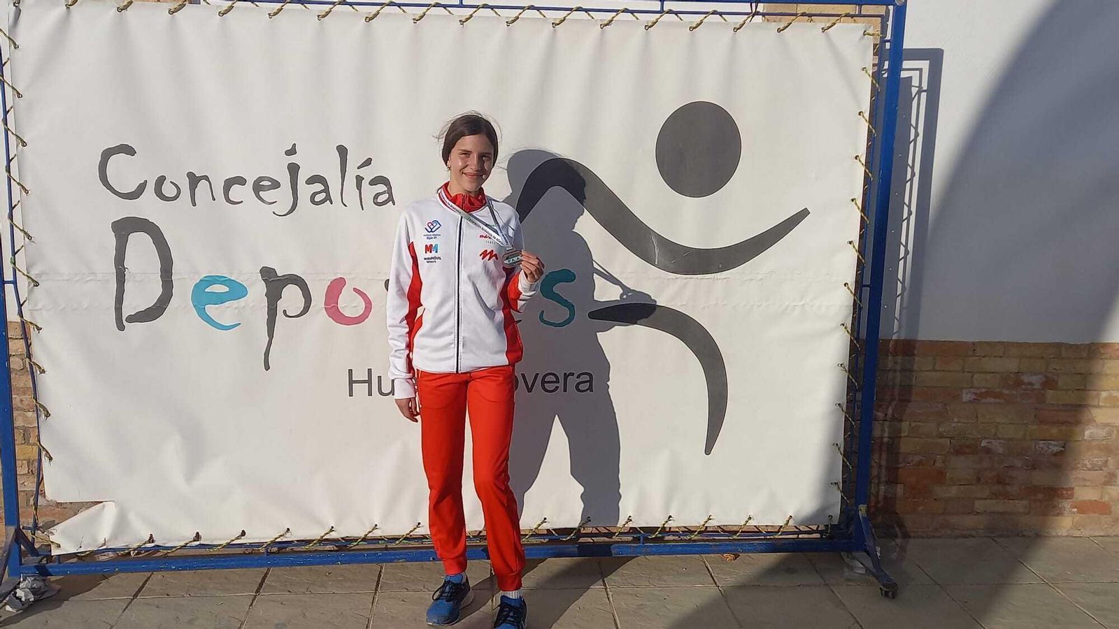 Lucía Rodríguez, orgullosa con su medalla de plata.