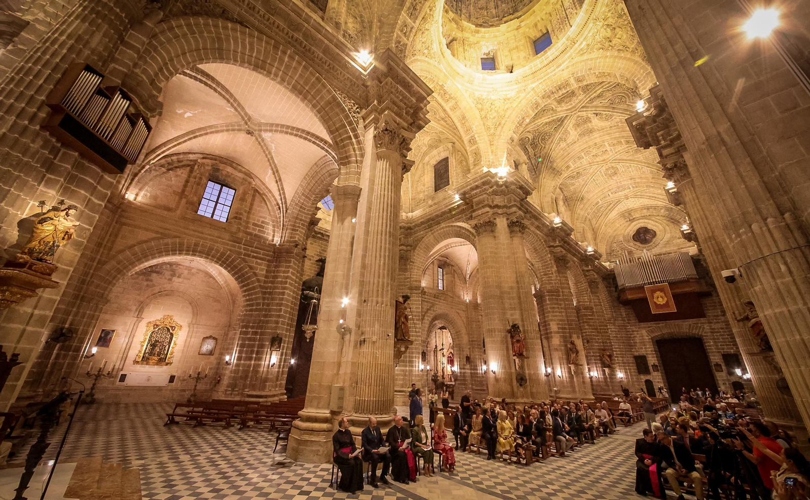 Imágenes de la nueva iluminación de la Catedral de Jerez