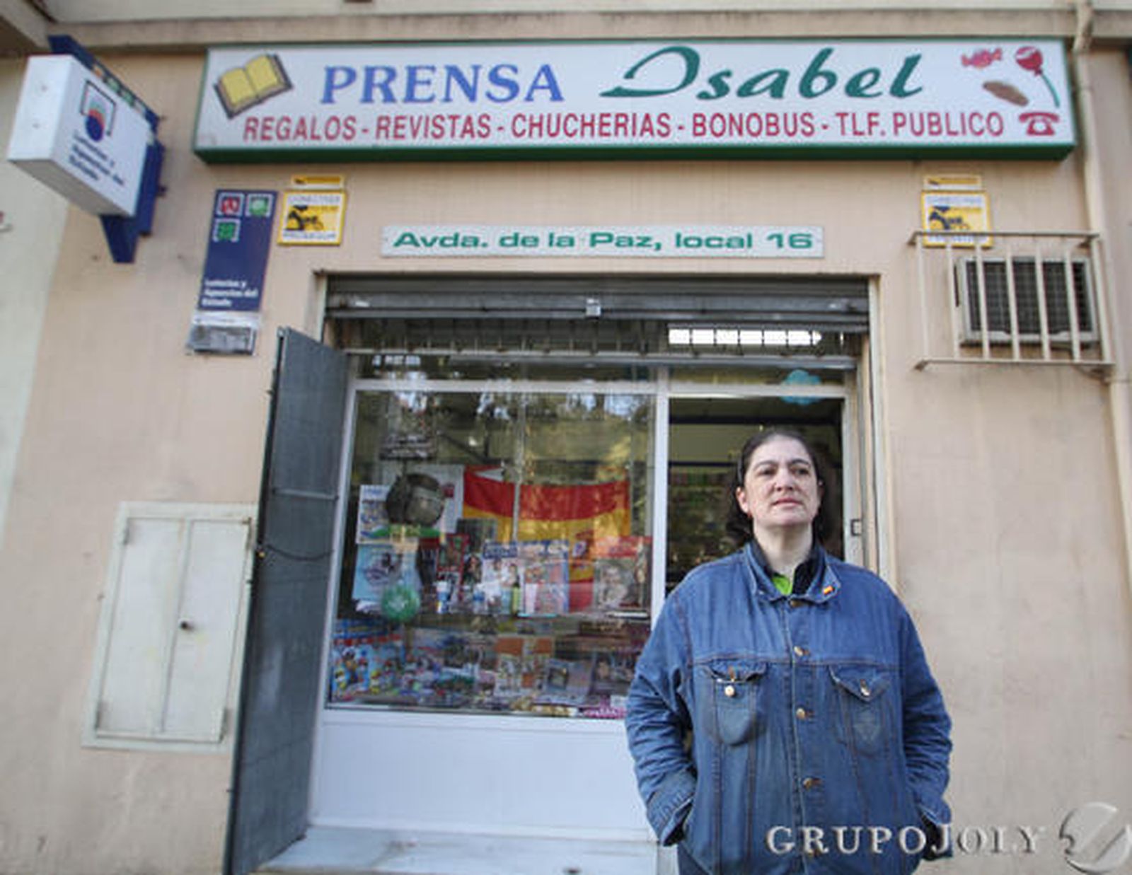 La vendedora del quiosco de prensa Isabel, donde se vendió un boleto del número 18102, otro de los quintos premios.

Foto: Belén Vargas