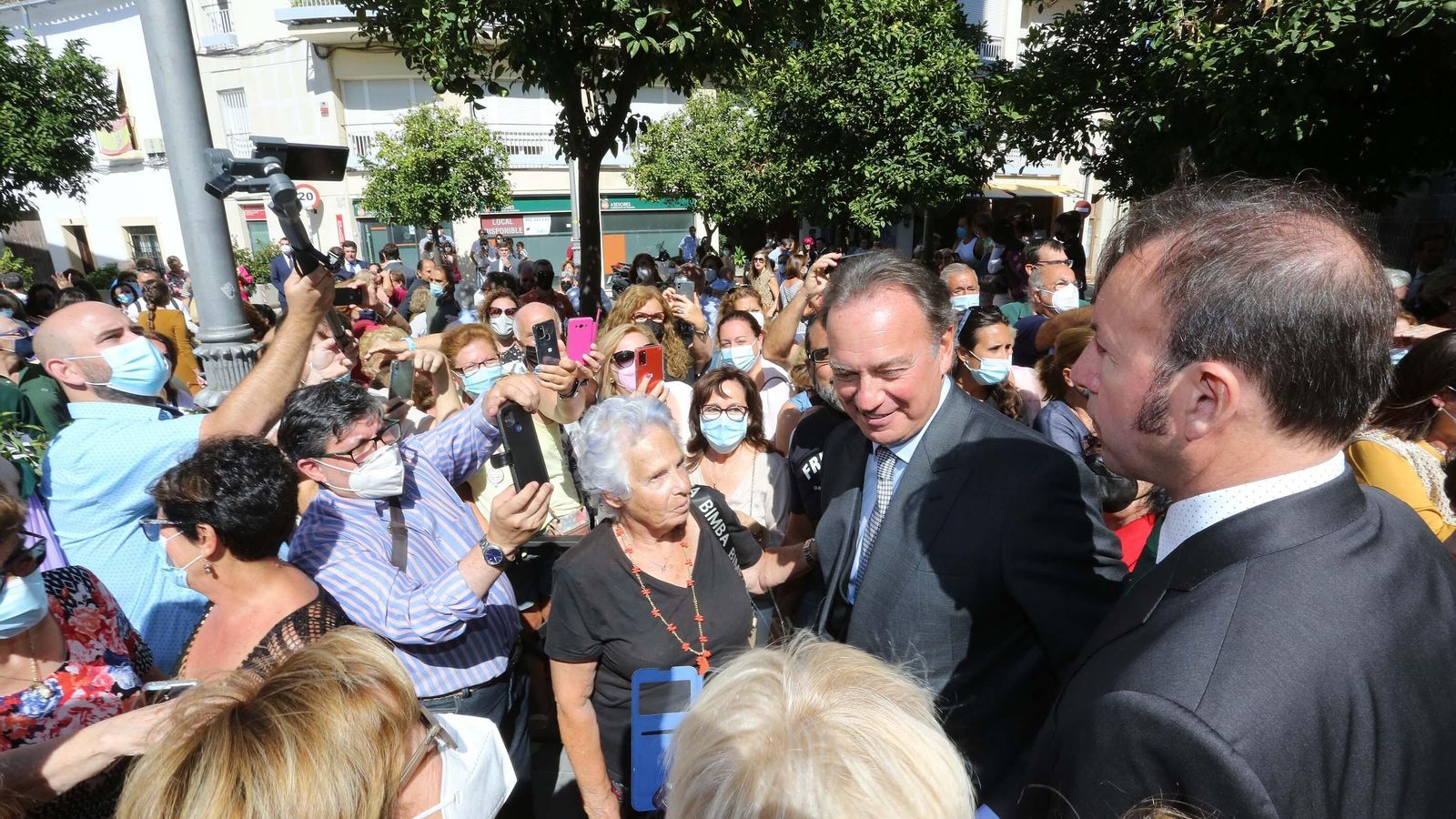 Bertín Osborne, rodeado de curiosos a su salida de la boda de su hija.