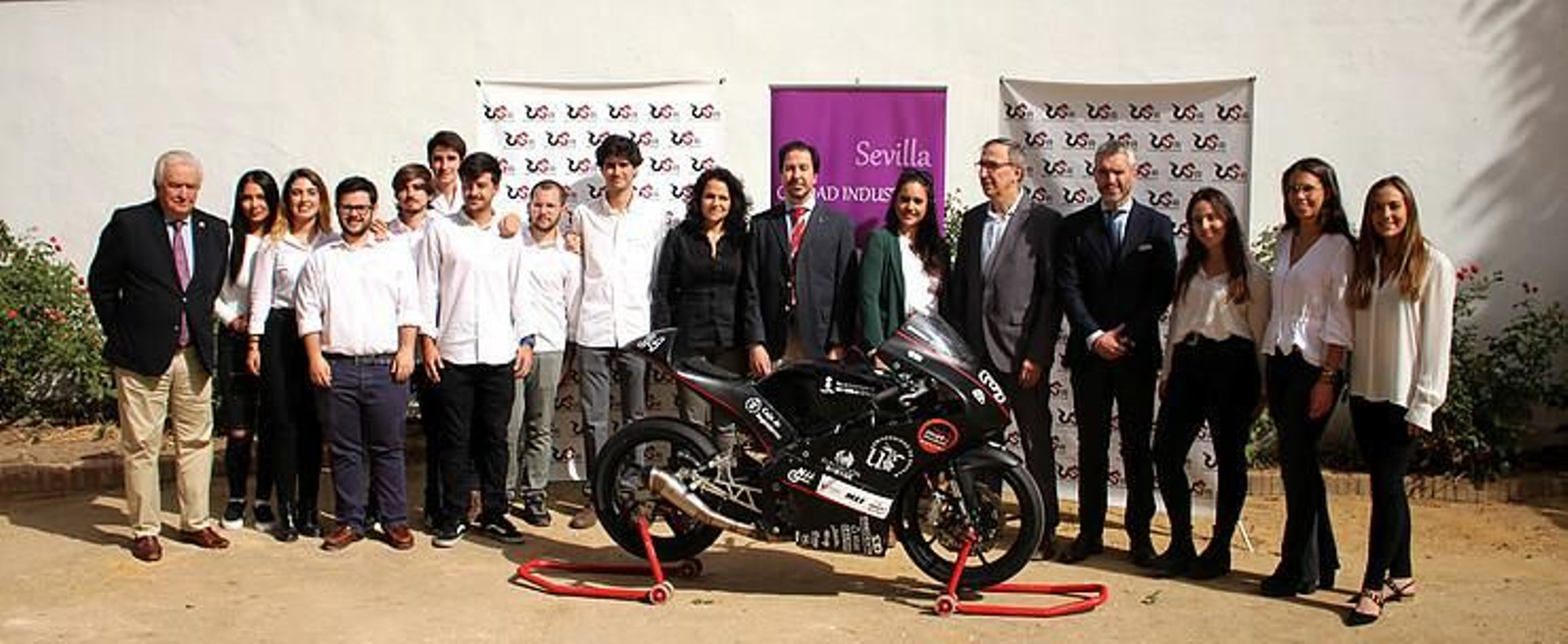 Presentación de la moto eléctrica del proyecto USRacing en el Colegio de Ingenieros Industriales de Andalucía Occidental .