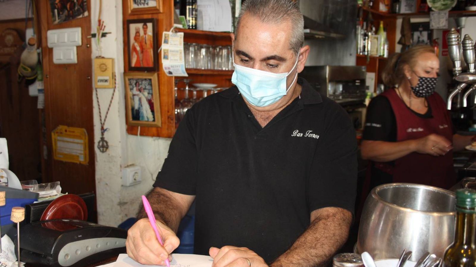 Francisco González y, al fondo, María del Mar Torres, los actuales propietarios