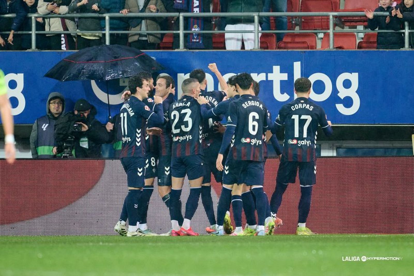 Plantilla del Eibar celebrando un gol en Ipurua.