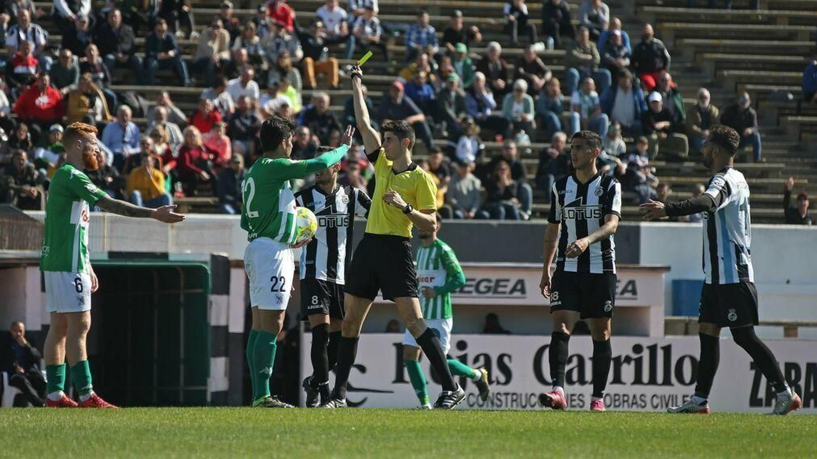 Busquets Ferrer amonesta a un jugador del Sanluqueño en La Línea.