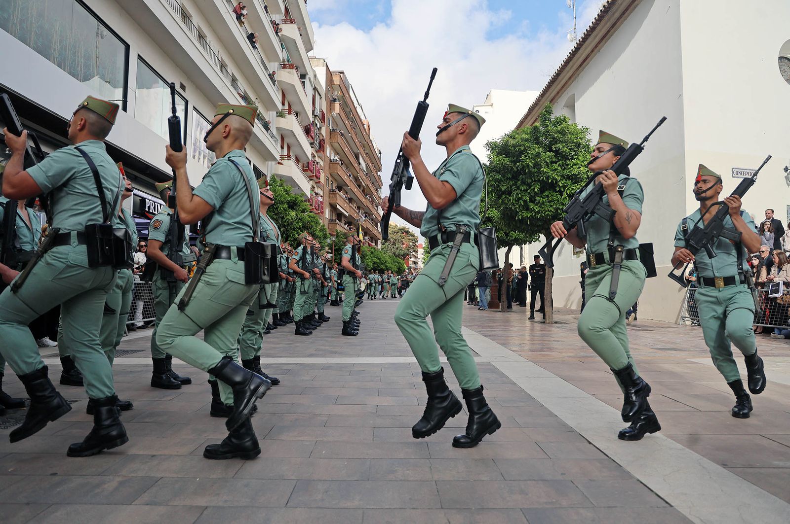 Sábado de Pasión: Imágenes de la procesión del Cristo de la Vera+Cruz portado por el Grupo de Caballería Ligero Acorazado 'Reyes Católicos' II de la Legión de Ronda