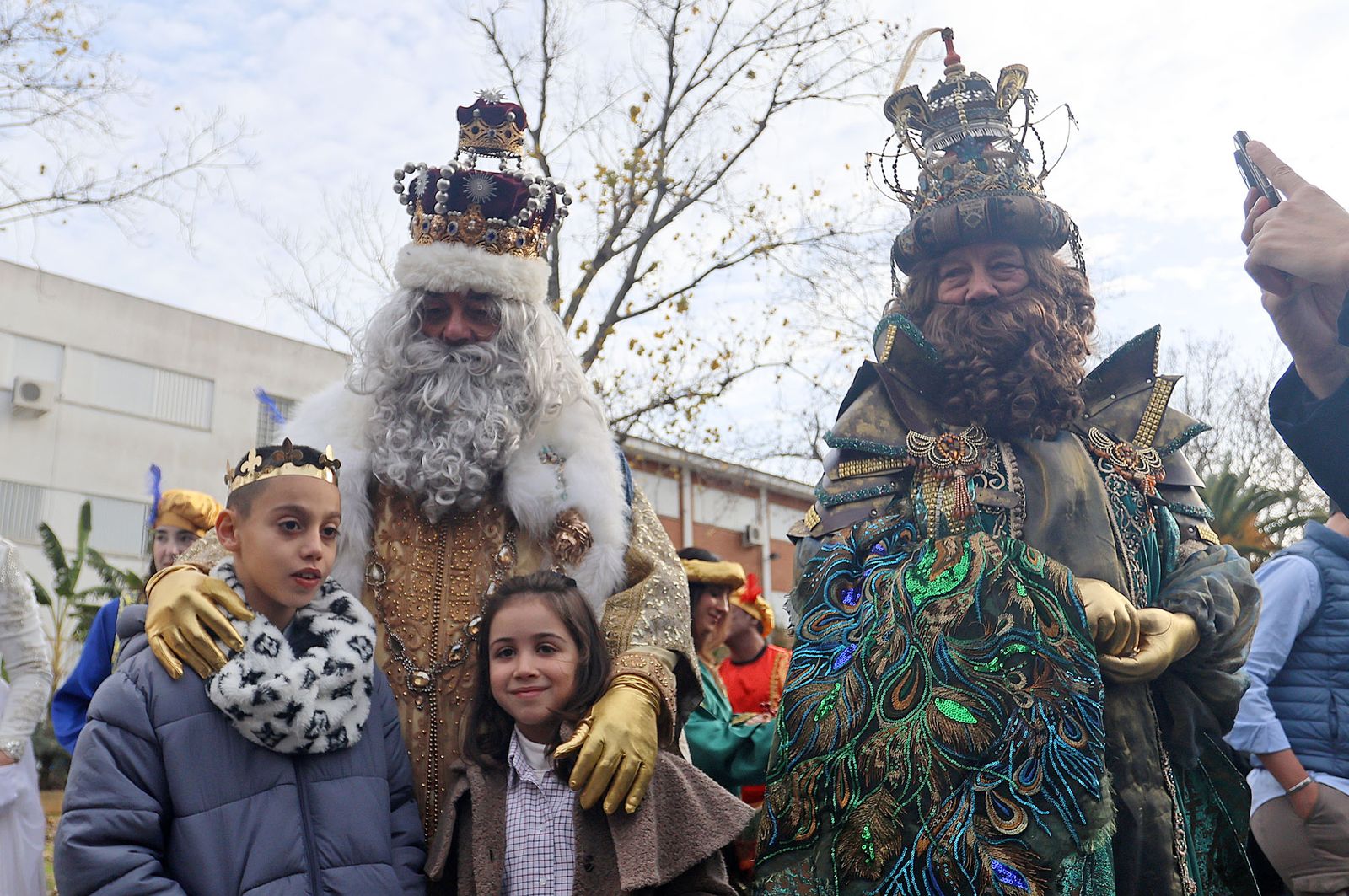 Reyes Magos de Huelva 2025: Imágenes de la visita a la Residencia María Nazaret