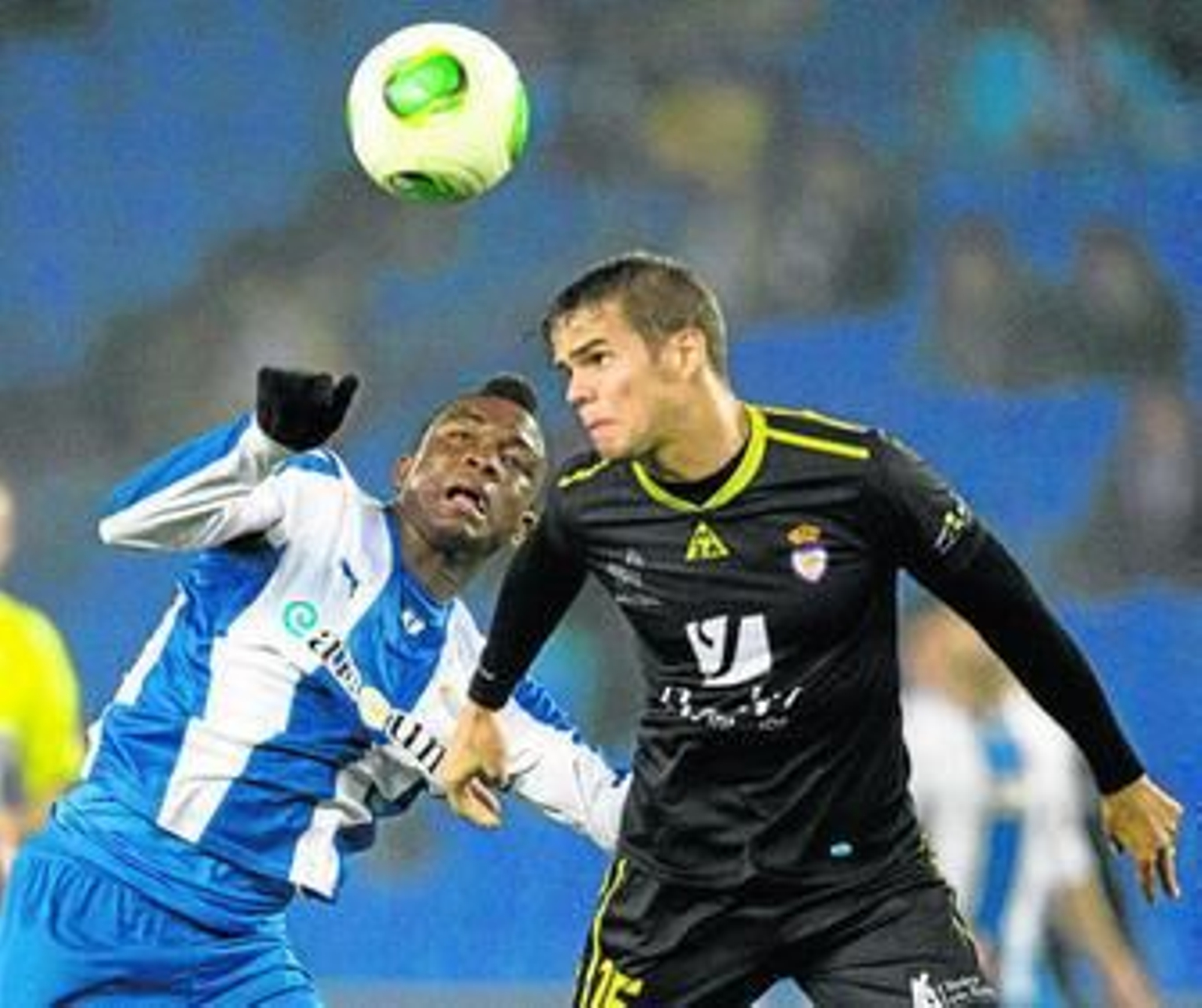 El central jienense Hugo Álvarez se anticipa al delantero del Espanyol Jhon Córdoba.