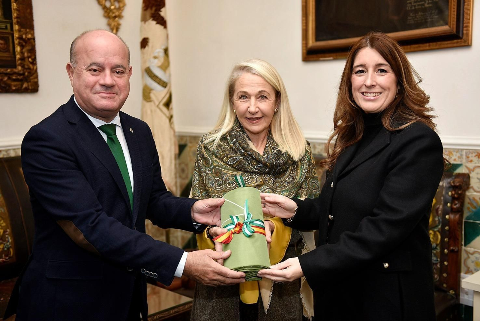 El alcalde de Antequera recibió el reconocimiento.