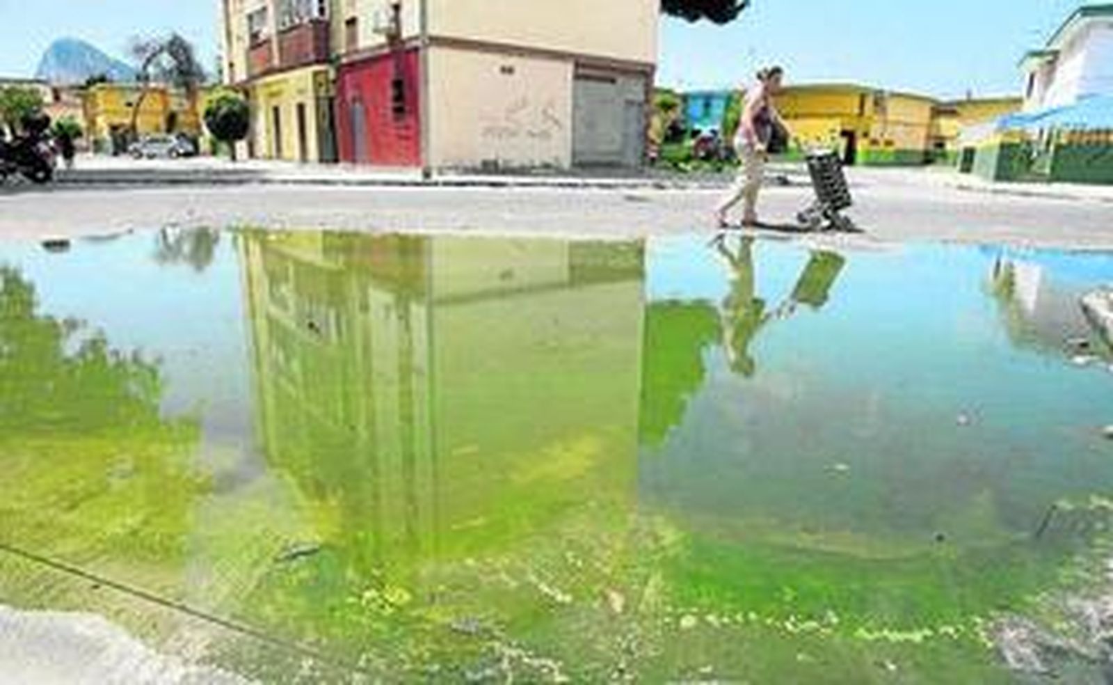 Fotografía tomada ayer del salidero en la calle Virgen del Rosario.
