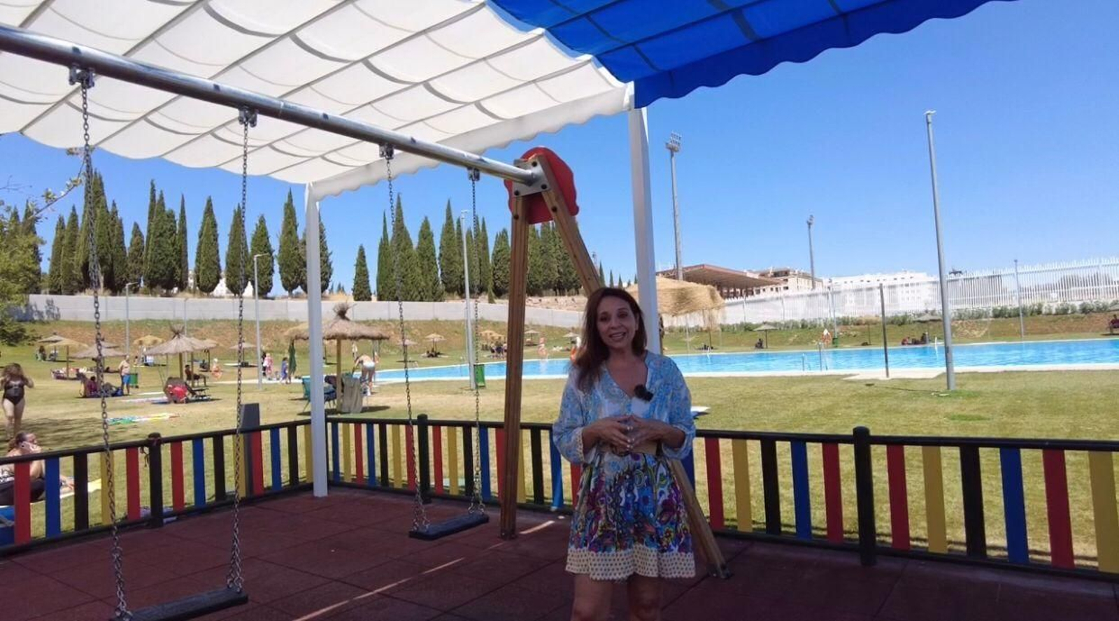 La delegada municipal de Obras, Concha Muñoz, en las instalaciones de la piscina municipal.