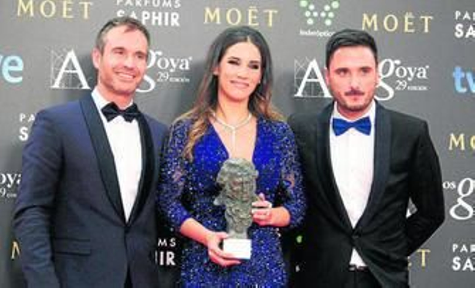 India Martínez, junto a David Santisteban y Riki Rivera, posan en el 'photocall' con su premio.