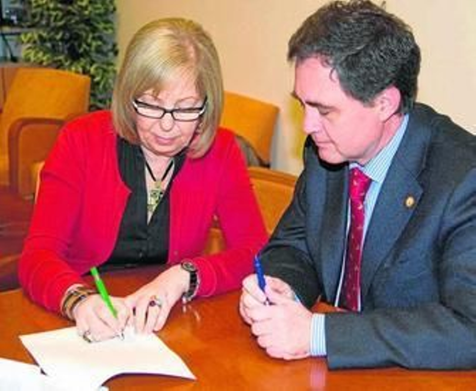 Adelaida de la Calle y Joaquín Luque en el momento de la firma de constitución de la fundación.