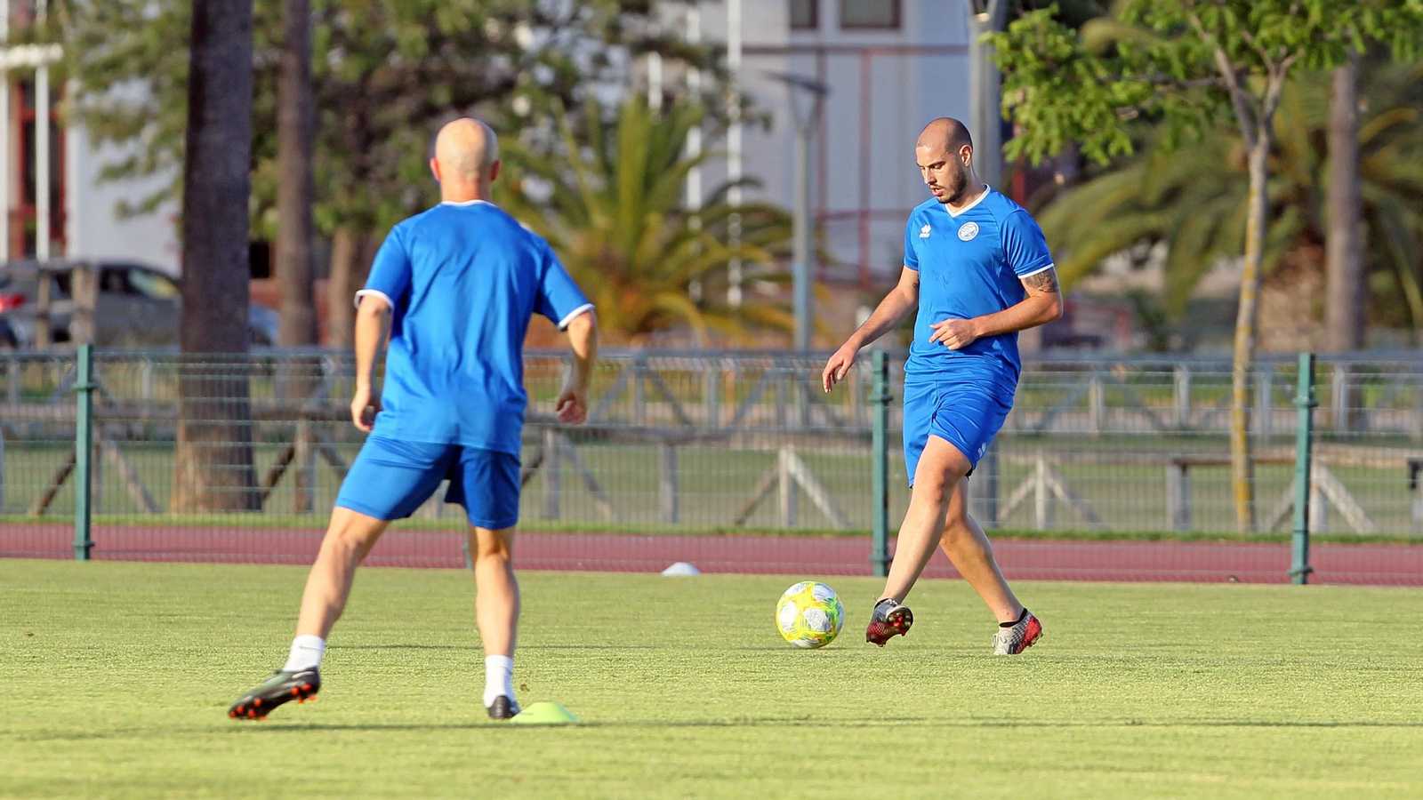 Antonio Sánchez toca el balón en el 'Pepe Ravelo' en el primer entrenamiento del equipo.