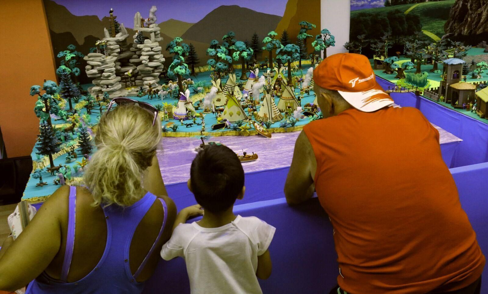 Los visitantes contemplan una de las escenas de la exposición.