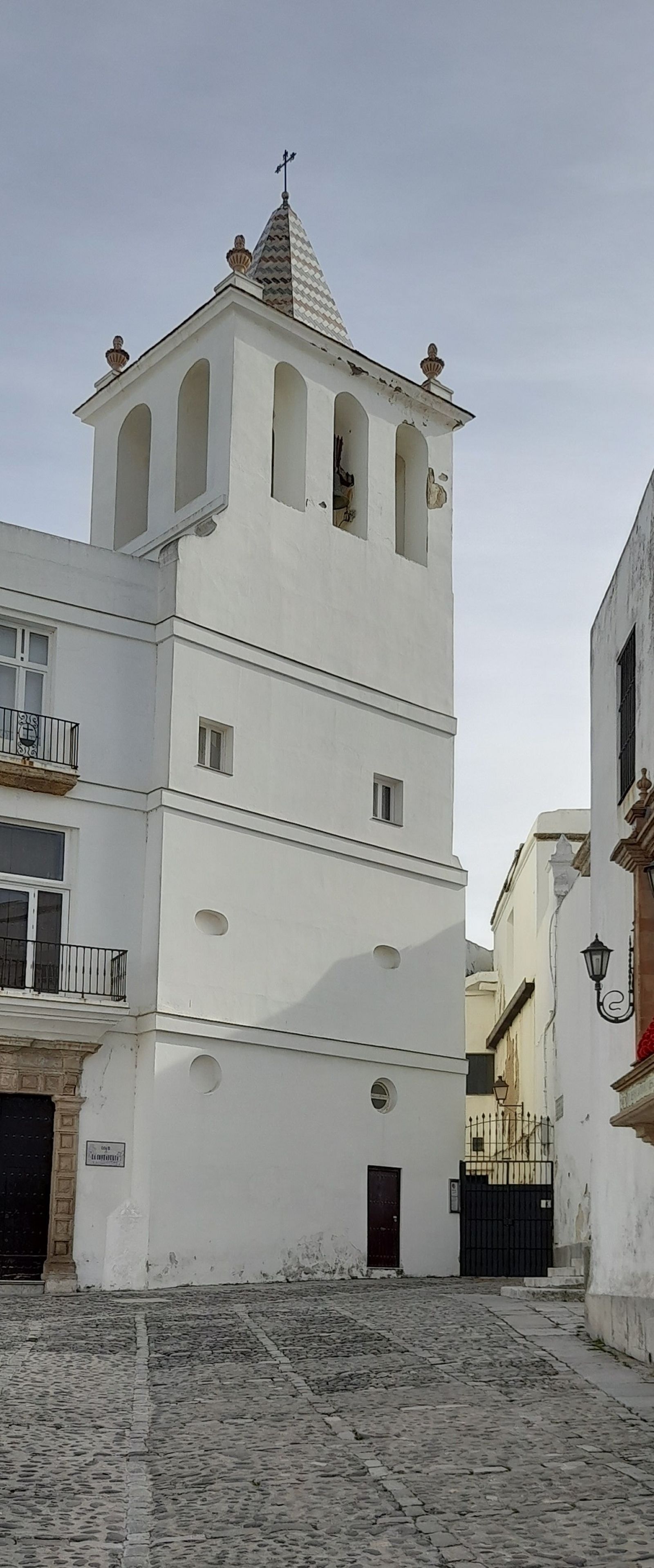 Vista general de la torre-campanario, integrada en el edificio de la Contaduría Eclesiástica, desde la Plaza de Fray Félix.