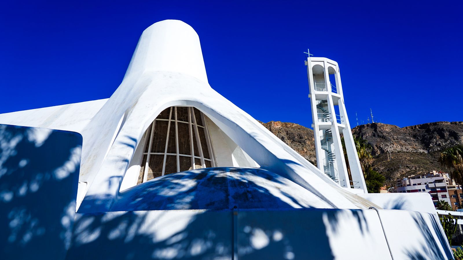 El nuevo campanario, a punto de finalizarse (a la derecha).