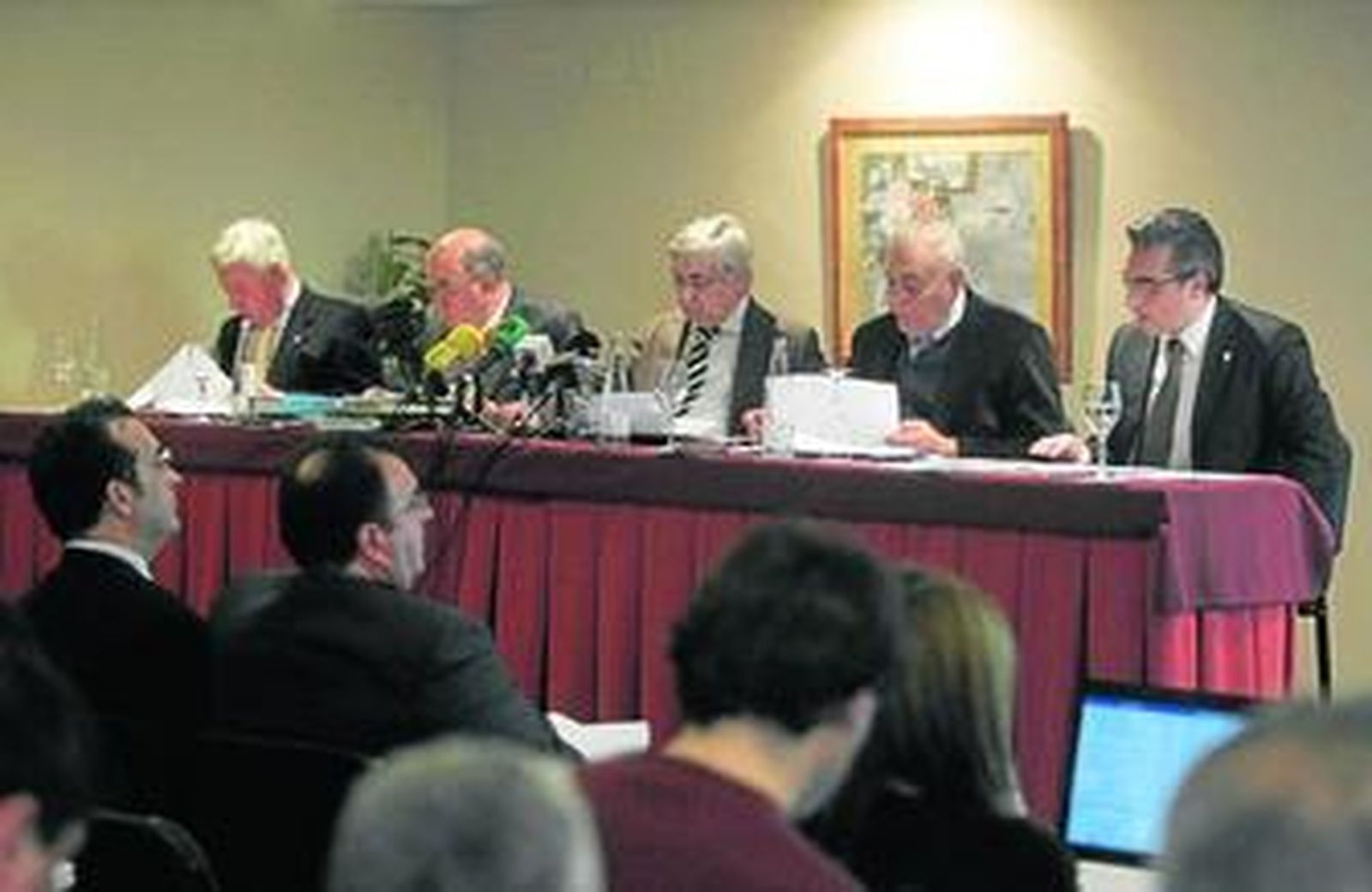 El consejo de administración en funciones del Cádiz, presidiendo la última junta general de accionistas del pasado mes de febrero.