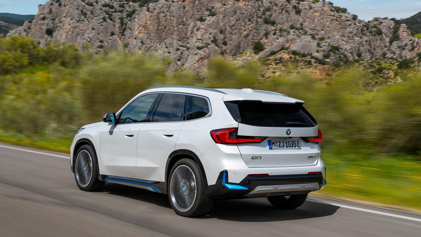 La gama de precios va de los 40.900 a los 51.400 que cuestan tanto la versión eléctrica como el híbrido enchufable de mayor potencia.