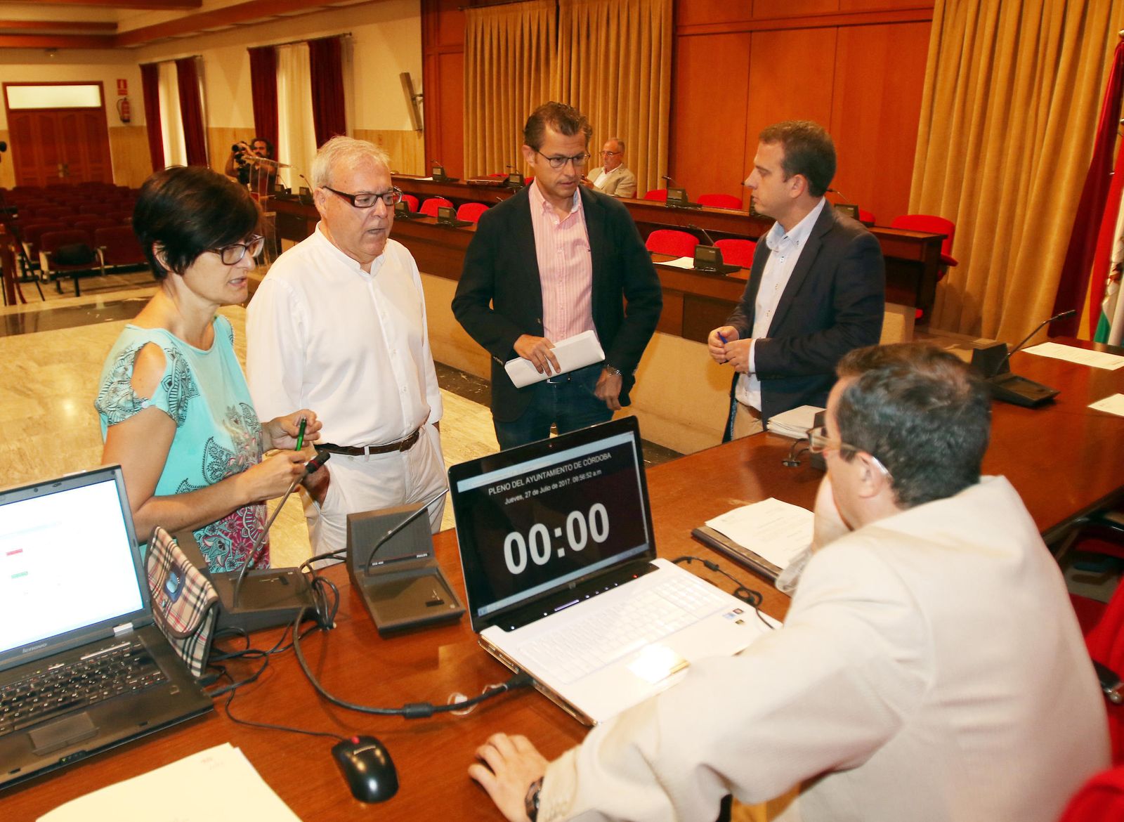 Amparo Pernichi, Emilio Aumente, David Dorado y Rafael Serrano hablan con el secretario del Pleno.