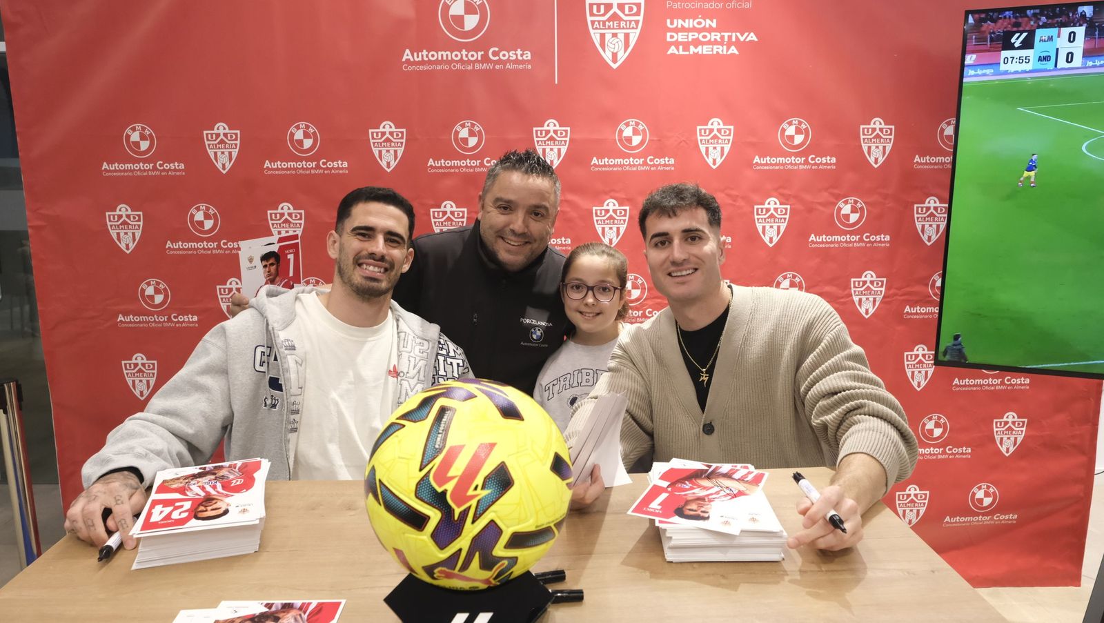 Jon Mocillo y Miguel de la Fuente firman autógrafos en Automotor Costa BMW