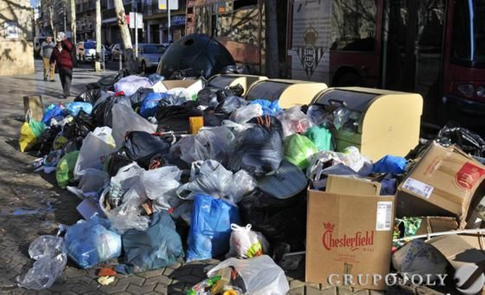 Basura acumulada en las calles en el quinto día de huelga de Lipasam.

Foto: Manuel Gomez