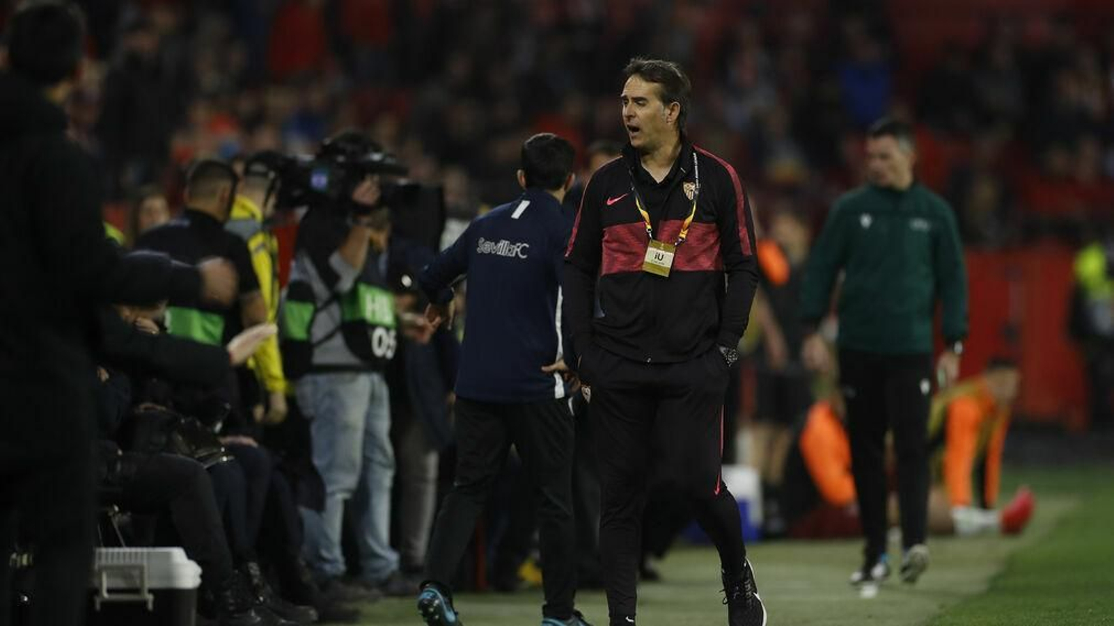 Lopetegui se queja de algo durante el Sevilla-Cluj.