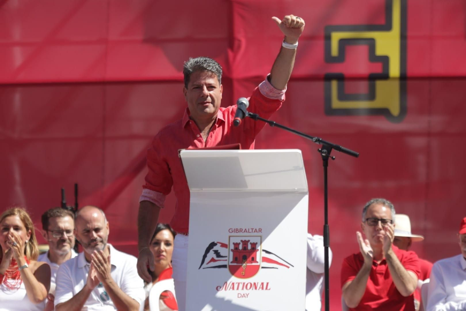 Wl ministro principal, Fabián Picardo, salió y levantó el puño.