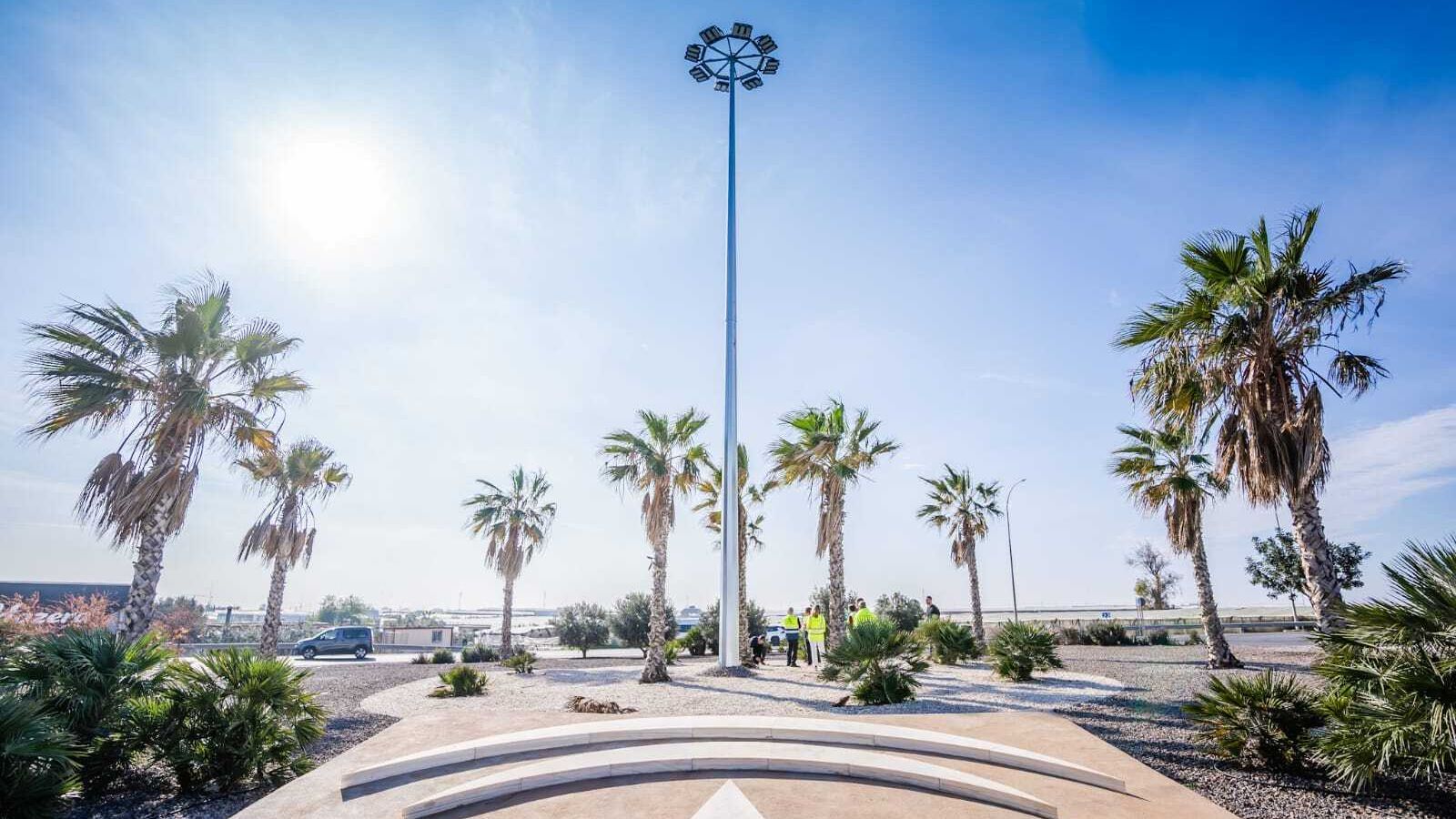 La rotonda que sirve de conexión con Los Llanos de Vícar y el futuro nuevo ramal ha estrenado nueva iluminación.