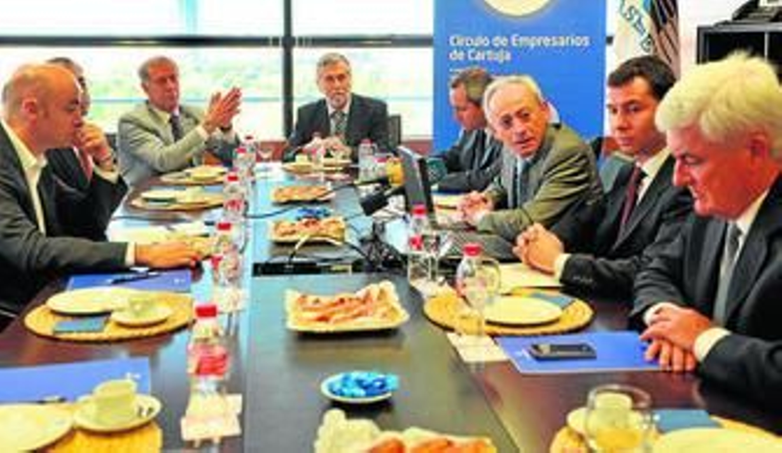 El presidente Beltrán Calvo (centro derecha) interviene en el desayuno con empresarios del Círculo de Empresarios de la Cartuja.