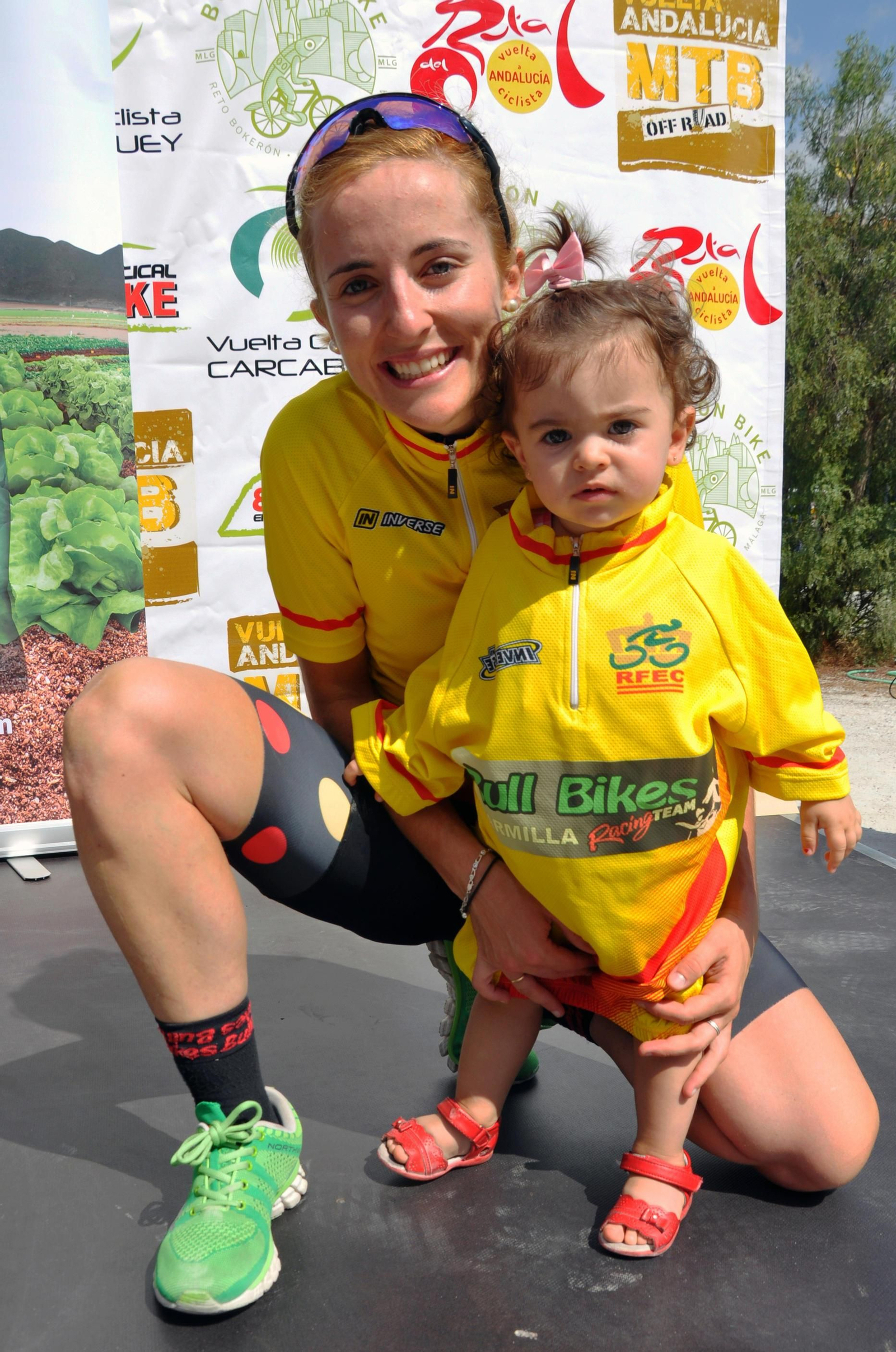 María posa junto a su hija en una prueba de esta temporada.