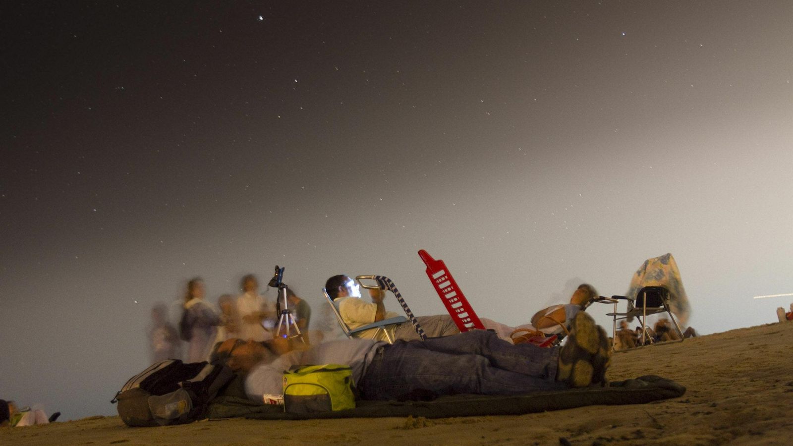 Lo ideal es encontrar un lugar donde poder tumbarse a ver la lluvia de estrellas, como esta playa gaditana.
