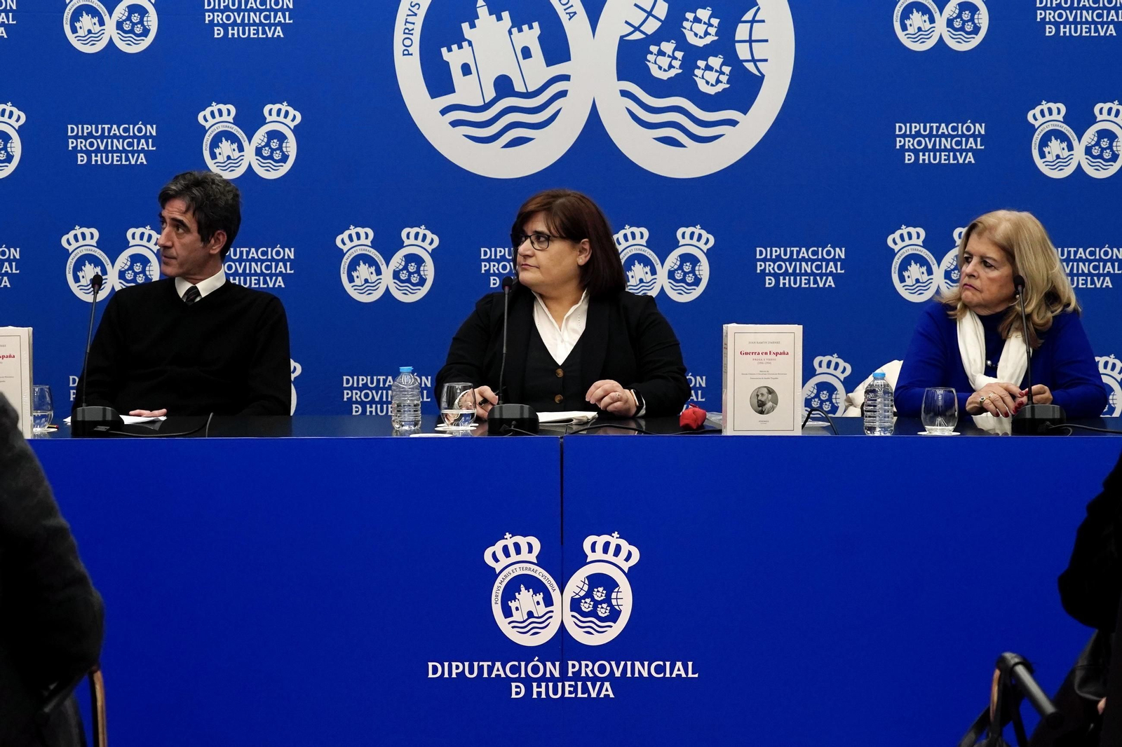 Imágenes de la presentación del libro 'Guerra en España' en Diputación