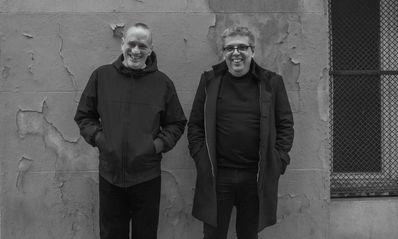 Los cantautores Javier Álvarez y Pedro Guerra.