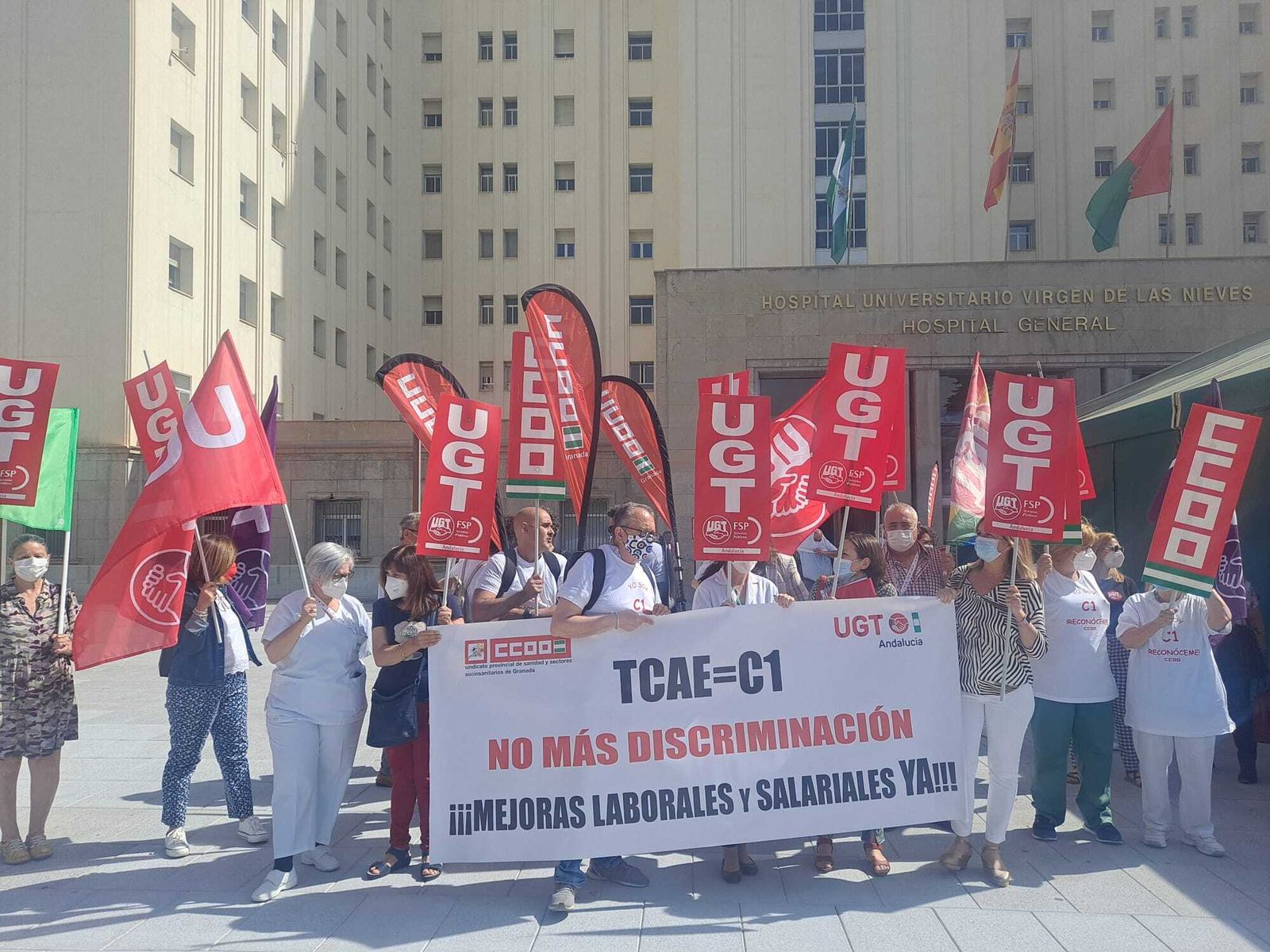 Imagen de las movilizaciones de UGT y CCOO a las puertas del Hospital Virgen de las Nieves