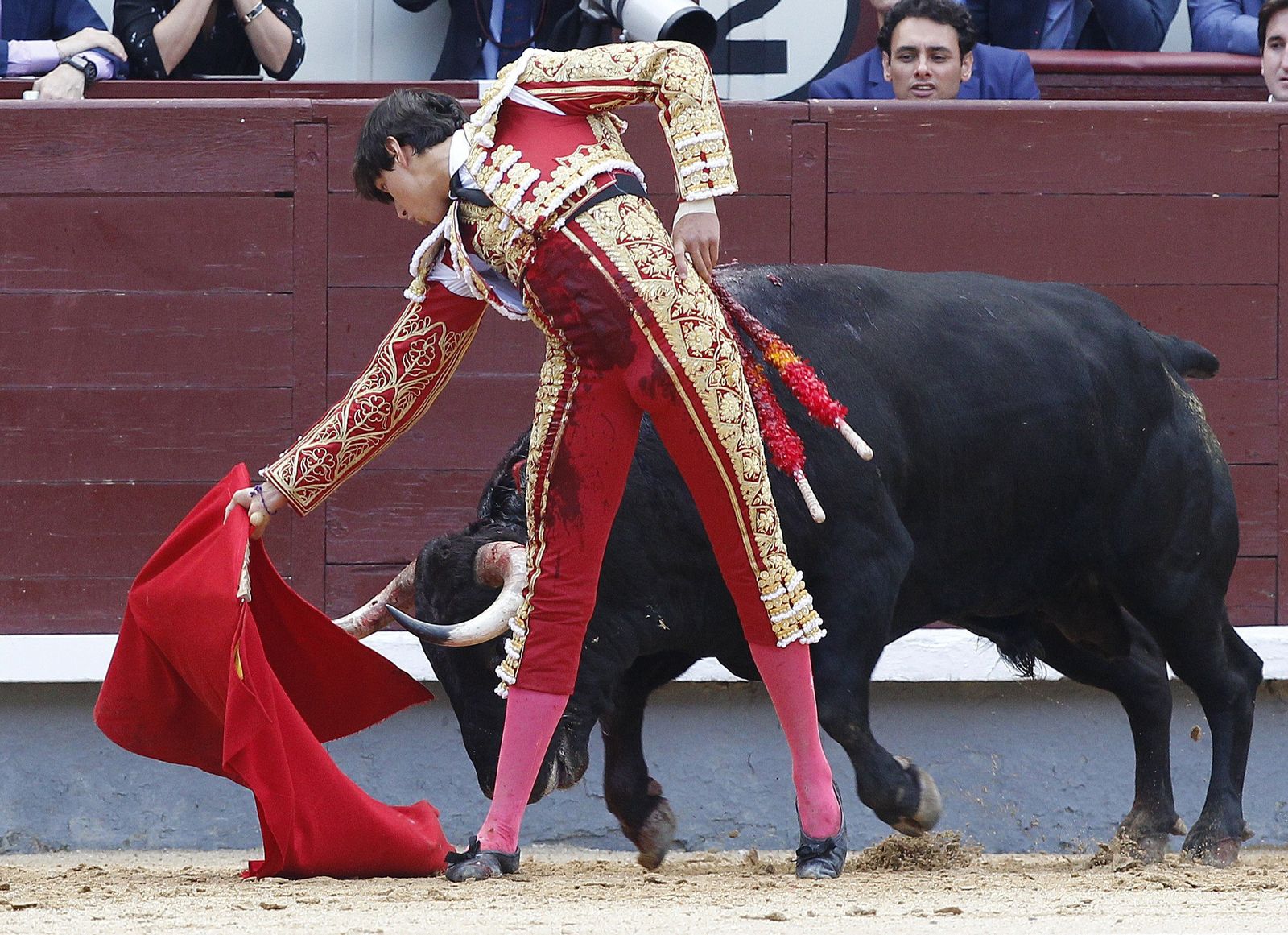 Andrés Roca Rey, en un circular invertido al manso tercero, al que cortó una oreja.