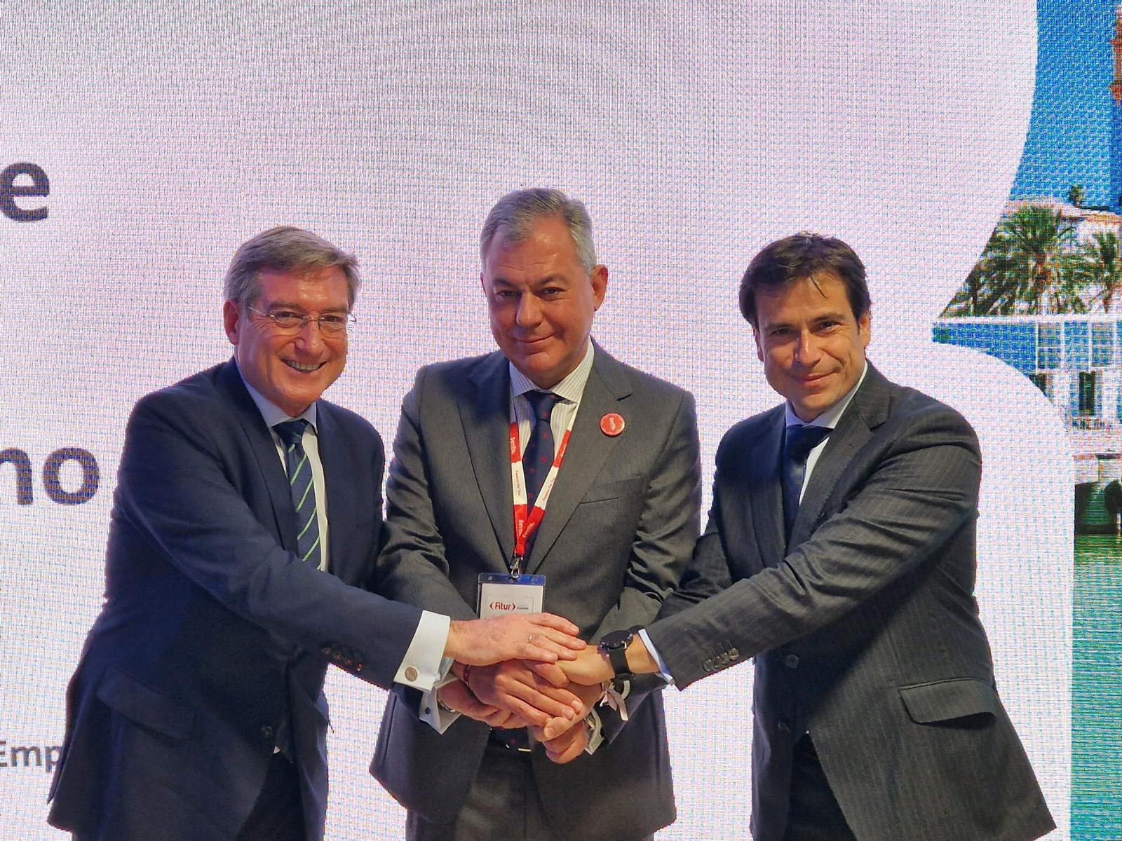 El presidente del Puerto, el alcalde de Sevilla y el presidente de ASET, en el stand de Sevilla en Fitur El presidente del Puerto, el alcalde de Sevilla y el presidente de ASET, en el stand de Sevilla en Fitur