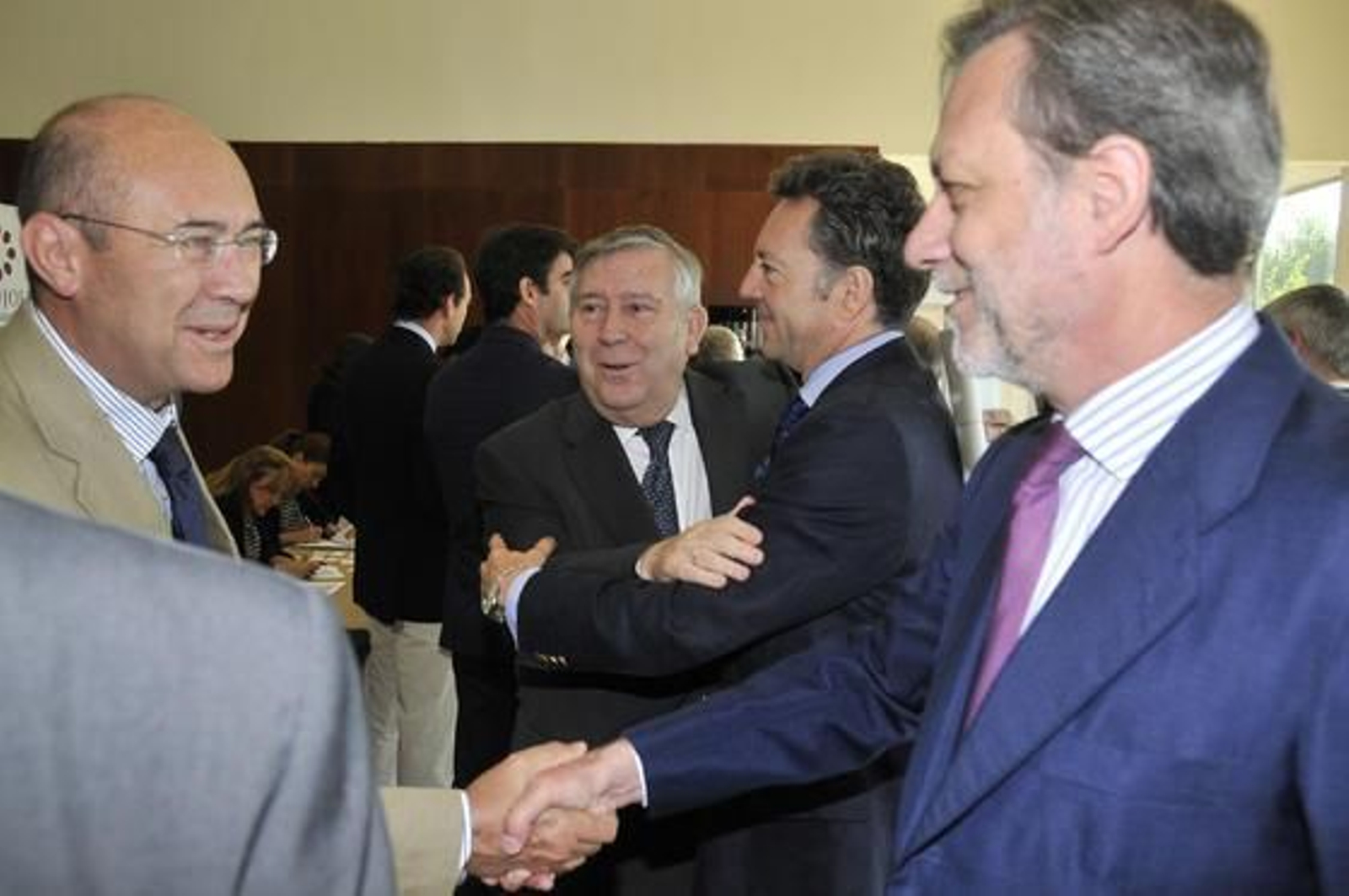 Francisco Ferraro saluda a Miguel Ángel de la Rosa.  Detrás, Alfonso Pérez Moreno con José Joly.


Foto: Juan Carlos Vázquez