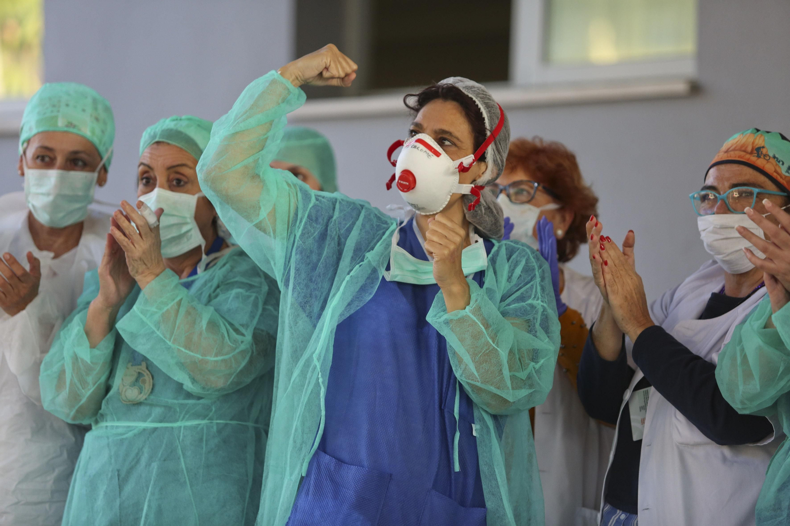 Sanitarios andaluces durante uno de los aplausos en su honor en esta cuarentena.