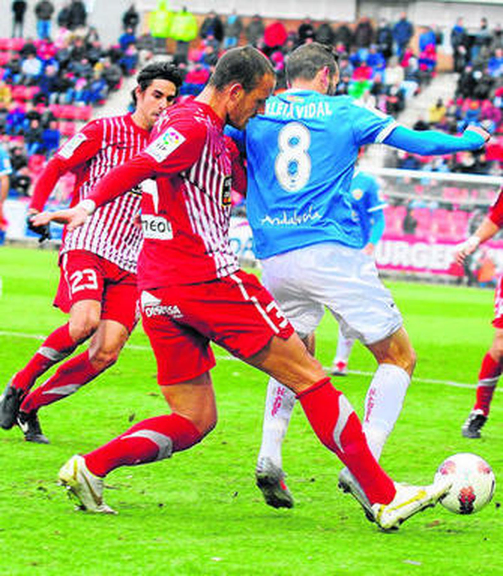 Erencia, antes de su lesión, le roba por detrás la cartera a Aleix Vidal.