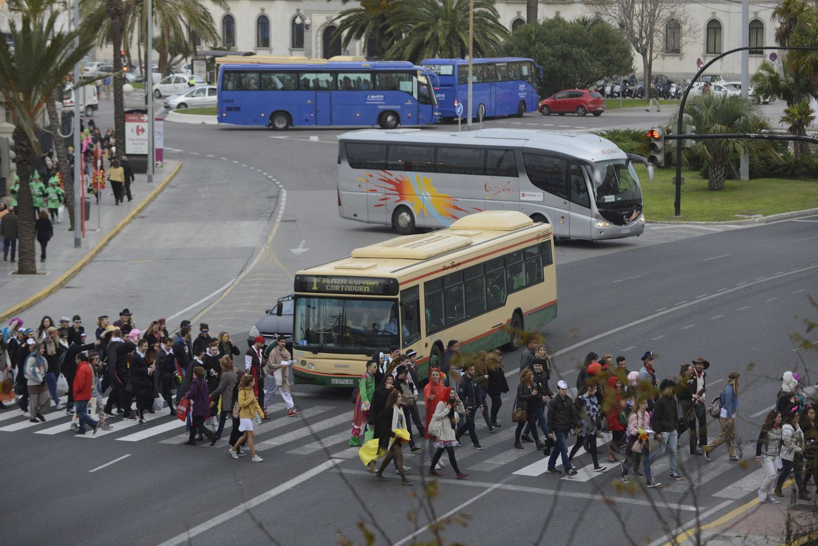 Autobuses urbanos y discrecionales, durante los Carnavales, en una imagen de archivo.