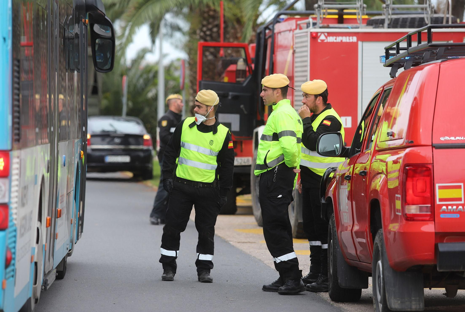 Imágenes de la UME realizando trabajos de limpieza y desinfección en el Hospital Infanta Elena de Huelva