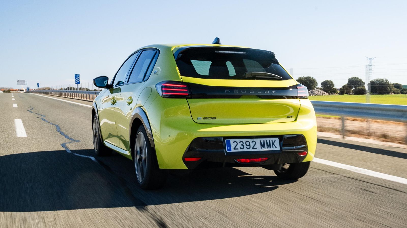 En autopistas o autovías, el consumo llega a situarse sin problemas por debajo de los 15 kWh/100 km rodando a velocidades legales.